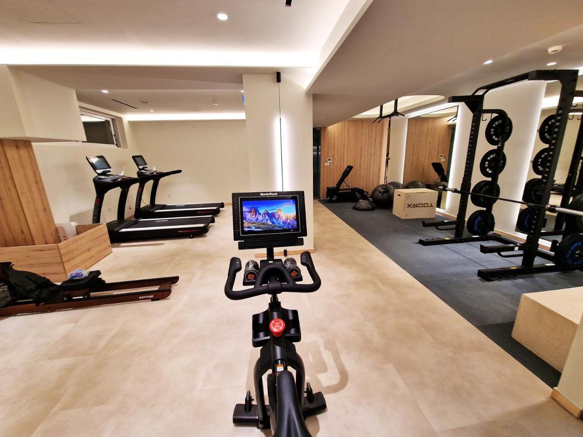 Tsamis Zante Suites (Adults Only) Psarou (Zakynthos) Exterior foto Peloton Bike in a gym