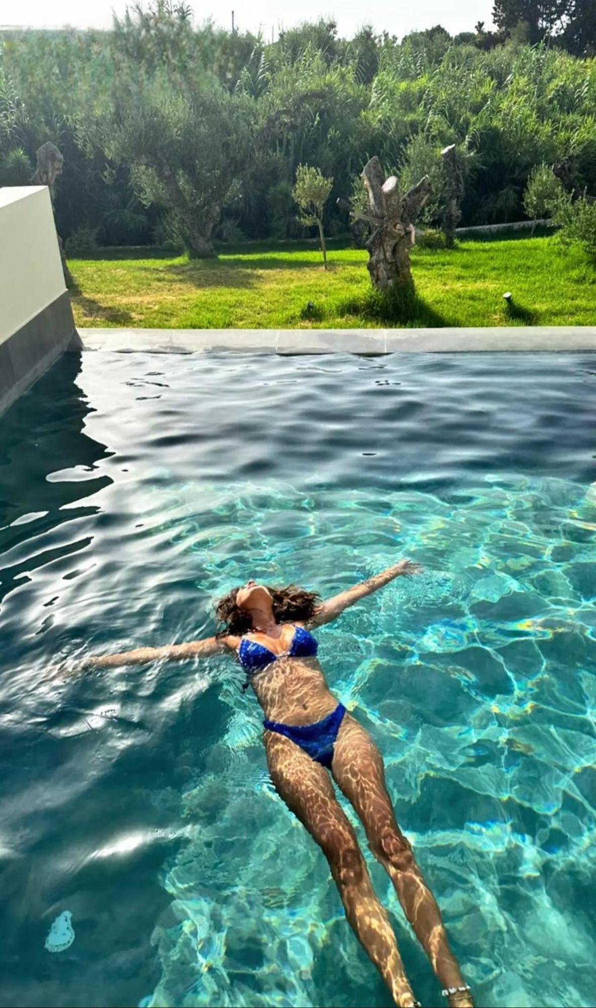 Tsamis Zante Suites (Adults Only) Psarou (Zakynthos) Exterior foto A woman floating in a swimming pool