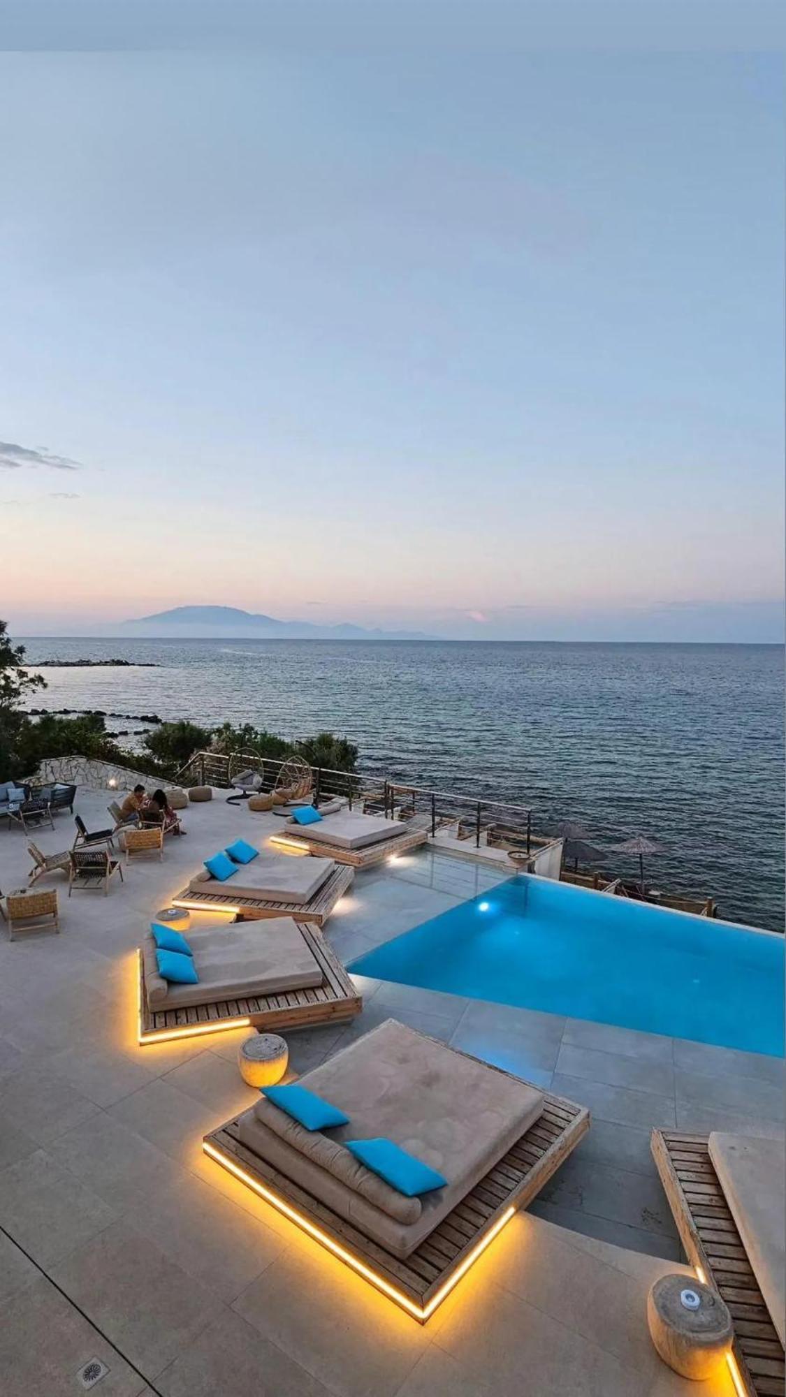 Tsamis Zante Suites (Adults Only) Psarou (Zakynthos) Exterior foto View of the island from the coast of Paros